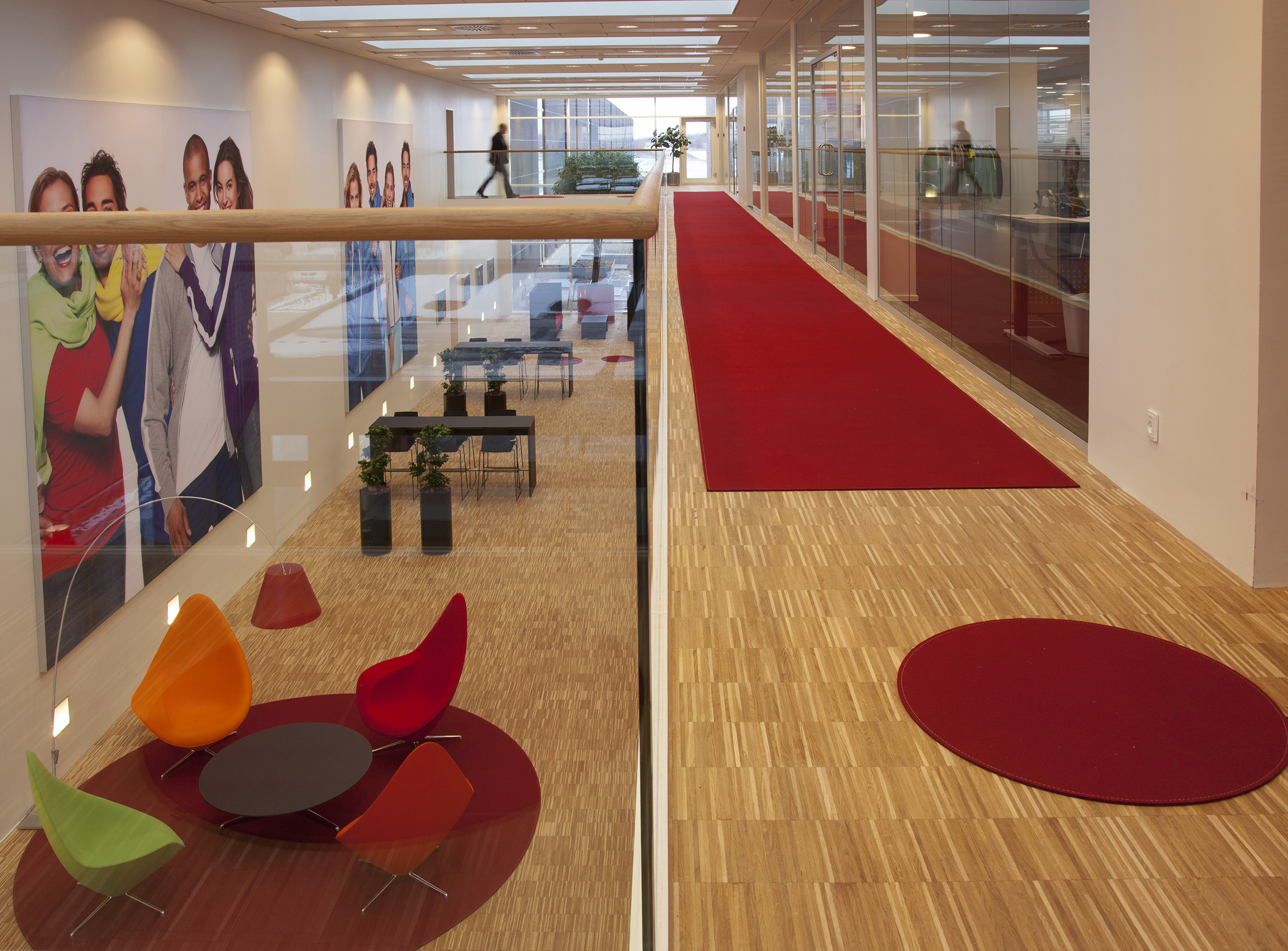 Røde filttæpper lagt på trægulv